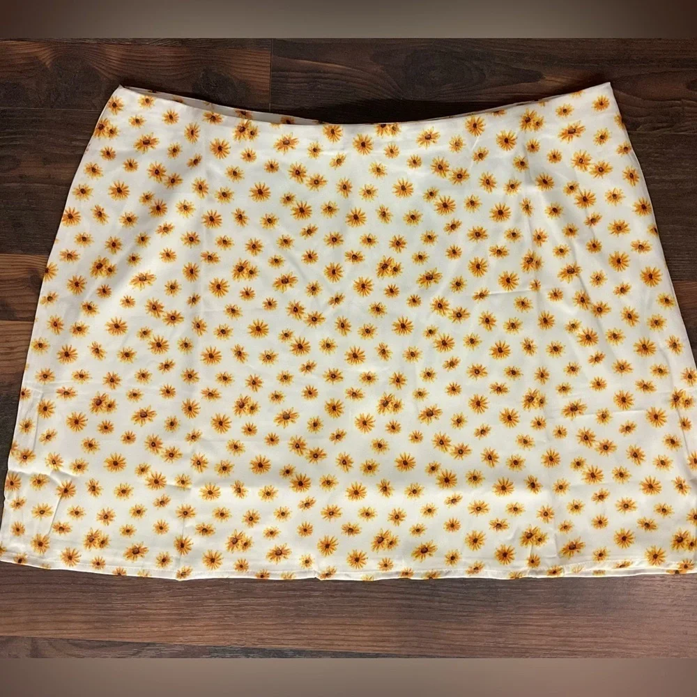 NWT We Wore What Daisies Floral Mini